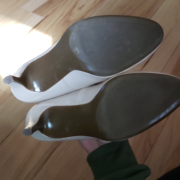 Liz Claiborne Nude heels - Picture 4 of 5